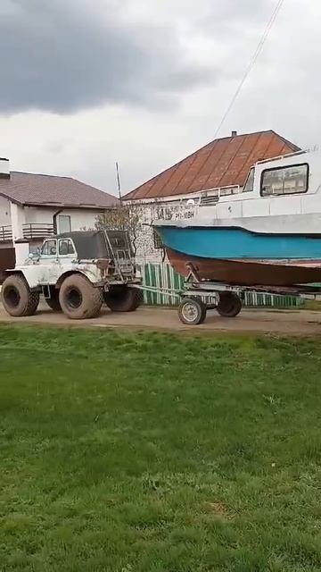 Подготовка катера «Стриж» к погрузке.