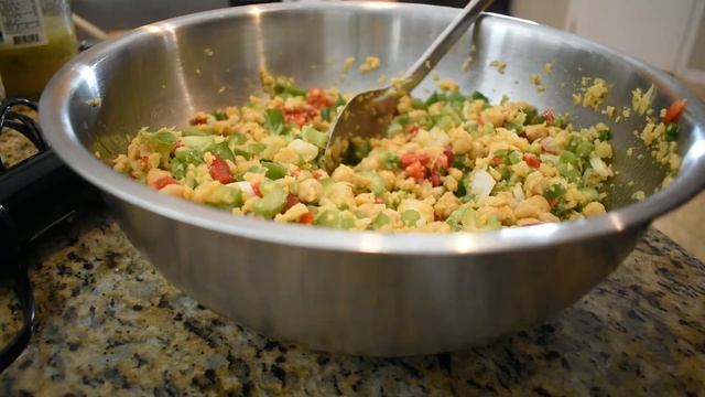 Easy Vegan UnChicken Salad смотреть онлайн