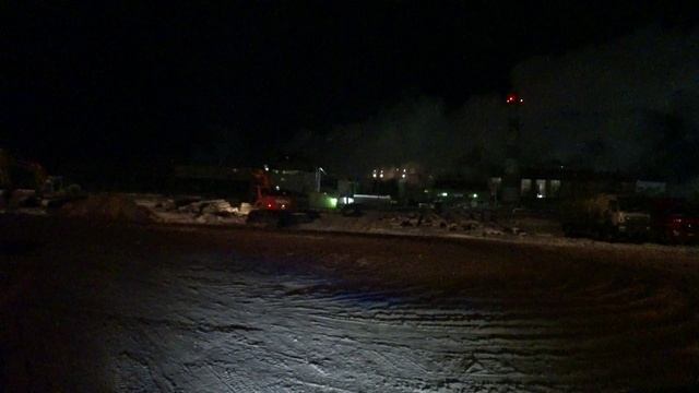 HOWO 8x4 СВЕКЛА СЕРИЯ -13 РАБОТАЕМ В НОЧНУЮ , ЛОПНУЛИ СТРЕМЯНКИ РАЗЪЕХАЛИСЬ РЕССОРЫ У КОЛЛЕГИ смотреть онлайн