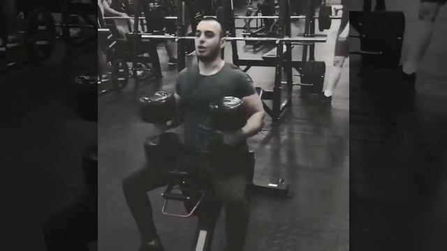 Motivation Бакинец в зале качает грудь смотреть онлайн
