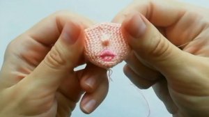 Вышивка губ вязаной кукле