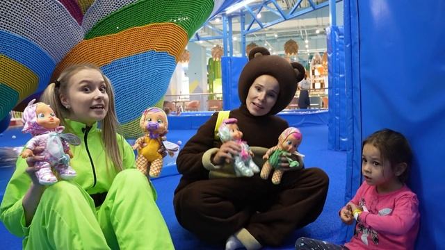Алиса Шоу - Алиса и Медведь дарят кукол Cry Babies в парке развлечений Тейкабум смотреть онлайн