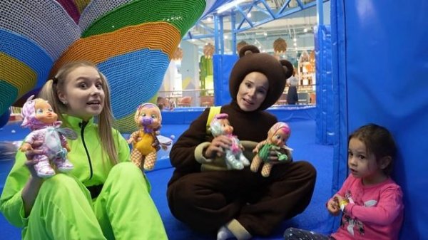 Алиса Шоу - Алиса и Медведь дарят кукол Cry Babies в парке развлечений Тейкабум
