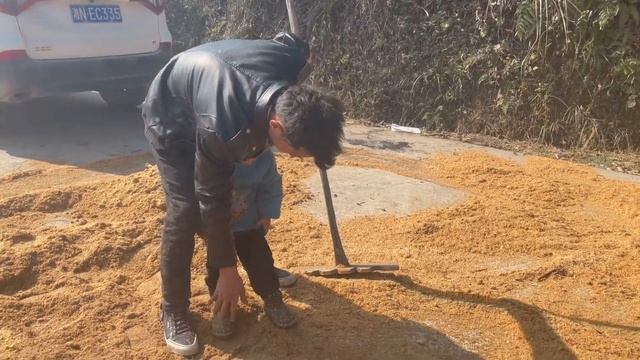貴州小潘的養兒日常：一邊幹活一邊看標標耍寶，也是很開心了！ 【農村小潘】 смотреть онлайн