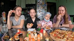 Мукбанг, роллы. Девочки дурачатся