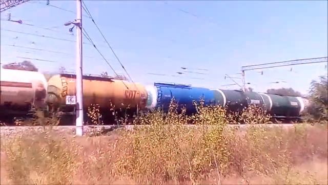 Электровоз ВЛ80т-0950 и тепловоз 2ТЭ10м-2656 с грузовым поездом на ст.Шаблиевская смотреть онлайн