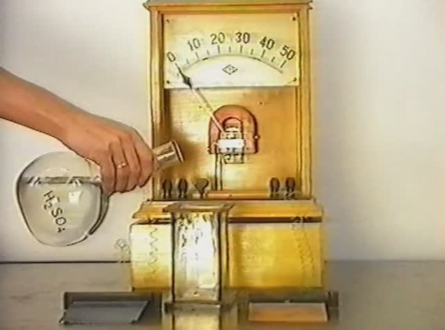 Физика. Опыты. Электричество и магнетизм. Основные механизмы создания ЭДС. Химическая ЭДС смотреть онлайн