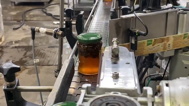 Как разливают варенье из сосновых шишек в Компании "САВА"? смотреть онлайн