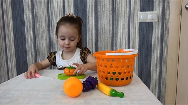 Видео для детей УЧИМ ЦВЕТА И ФРУКТЫ на канале Вика ТВ смотреть онлайн