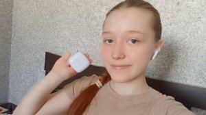 Купили новые наушники дочке. А где старые? Смотрите видео, узнаете)