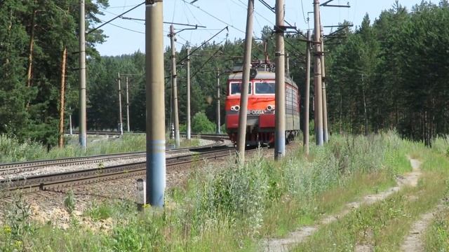 Электровоз рельсосмазыватель ВЛ11-066 на перегоне смотреть онлайн