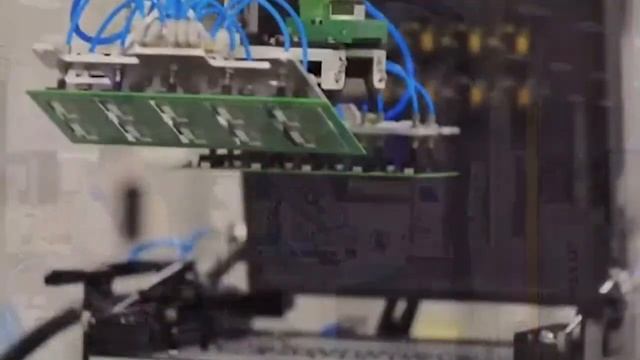 Коллаборативный робот (кобот) Universal Robots на производстве микроэлектроники смотреть онлайн