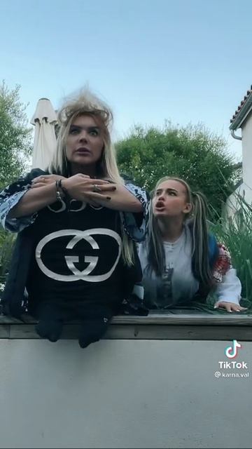 Тебя в детстве вниз головой не роняли ? смотреть онлайн