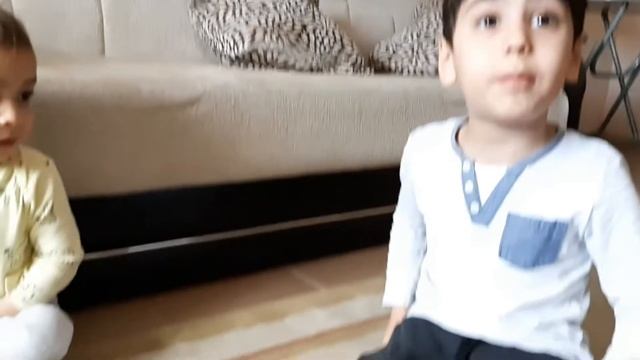 Ahmet Efe ve Yusuf Emir anneannesinin kuşuyla oynadı 🐦🥰🥳 смотреть онлайн