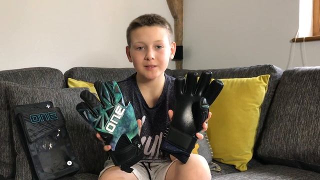 GOALIE GLOVE REVIEW: The One Glove SLYR Aurora, Negative Cut | Black Palm Goalkeeper Gloves смотреть онлайн