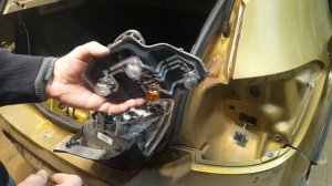 как снять задний фонарь рено сандеро 2