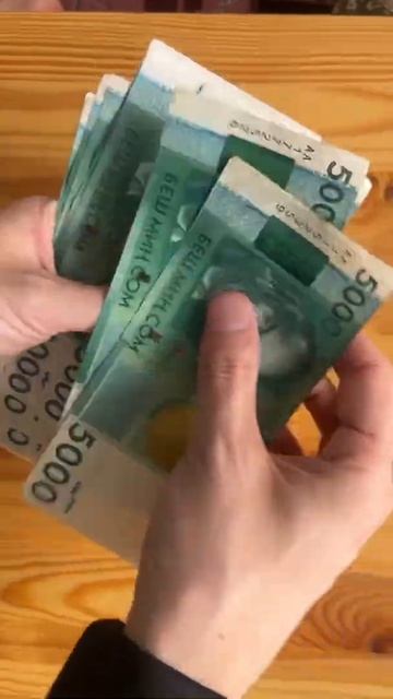 Counting stack of 5000 KGS banknotes смотреть онлайн