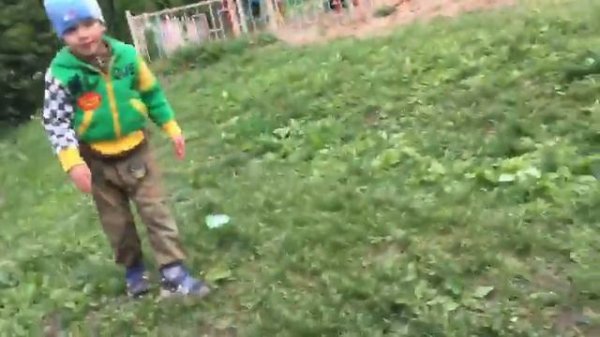 Как мальчик упал ине мог перепрыгнуть через балон