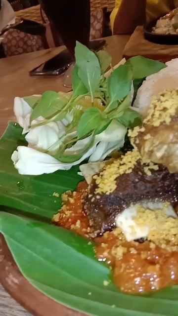 Nasi Iga Sapi Sambel & Lalapan смотреть онлайн