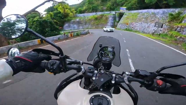 Navigating Yercaud's Traffic: Downhill Ride to Foothills on Himalayan 450 смотреть онлайн