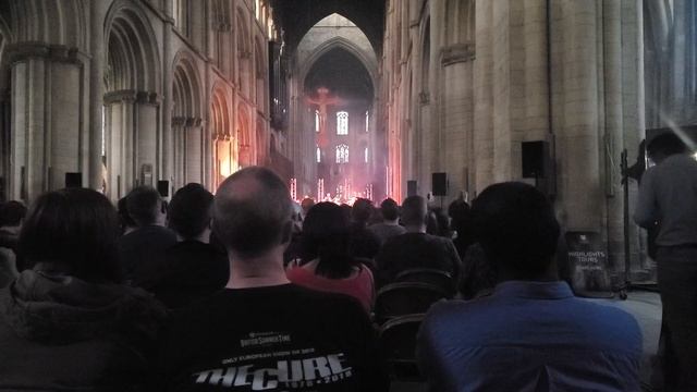 a snippet of "How to Dissappear.." from Peterborough Cathedral / A night of Radiohead смотреть онлайн