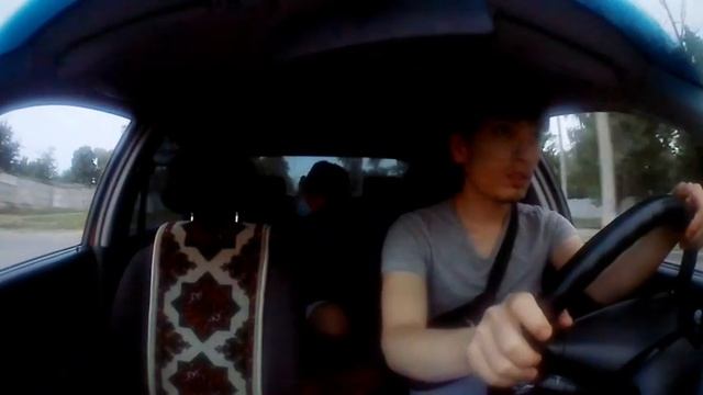 Пьяный чел решил кинуть таксиста сбежав как кролик... смотреть онлайн