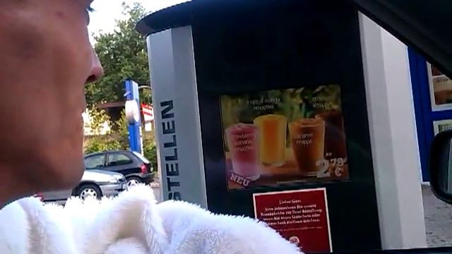 Mit Bären Kostüm bei MC Donalds смотреть онлайн