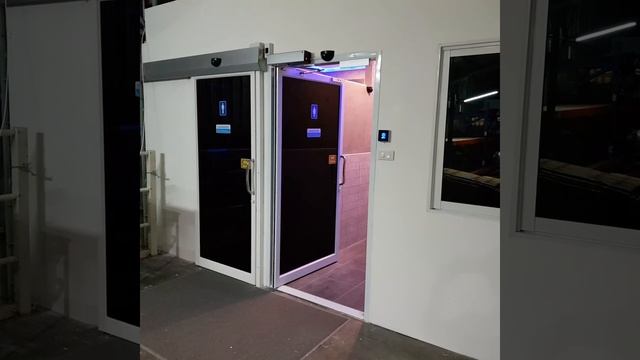 ประตูกระจกสวิงอัตโนมัติ смотреть онлайн