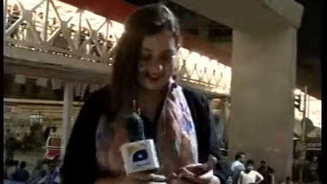 #GeoNews female anchor Doing make-up in front of camera смотреть онлайн