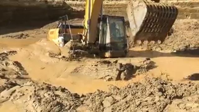 Экскаватор CAT в болото смотреть онлайн
