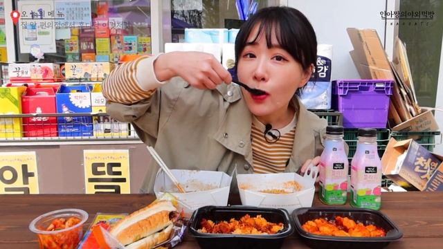 집 앞 편의점에서 봉지라면 끓여먹기!! 칠리새우, 불닭치즈볶음밥, 리브롱버거, 꽃맛살바까지 먹방!! MUKBANG of korea CVS food in front of house смотреть онлайн