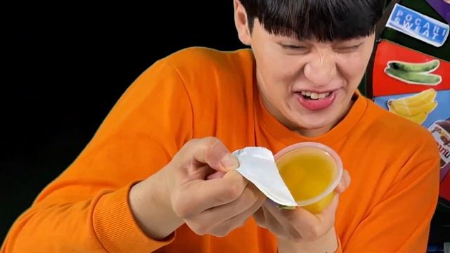 Cocktail mix challenge 칵테일 음식 믹스 랜덤 챌린지! Mukbang 야미베어 YummyBear смотреть онлайн