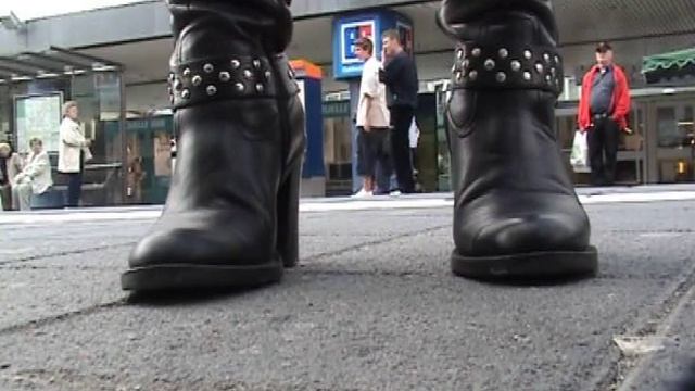 Candid kneehigh boots at the bus stop смотреть онлайн