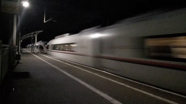 Сдвоенный электропоезд "САПСАН" ЭВС2-04 и ЭВС2-06 проследовал платформу Трубниково. 200 км/ч. 👍✌️🥰🤩 смотреть онлайн