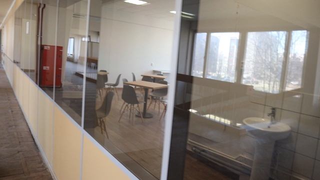 Двери открыты, а кафешка так и не работает. Вторник, 15 апреля 2025 г