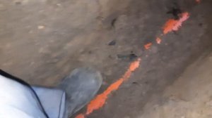 Простейшая укладка канализационных труб с правильным уклоном. Траншея для сточных труб.