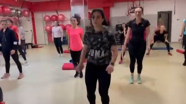 Тренировка на ноги и ягодицы без оборудования!+ Кардио!🔥🔥🔥 смотреть онлайн