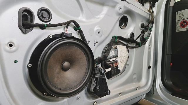 Замена штатных динамиков в Volkswagen Polo 5 на DL Audio Gryphon Lite 165 v2 смотреть онлайн