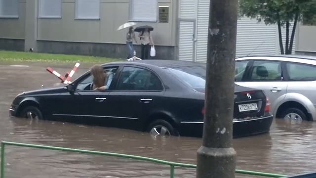 ЖЕСТЬ возле штаба МЧС смотреть онлайн