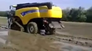 Два мощных трактора застряли в грязи по бездорожью