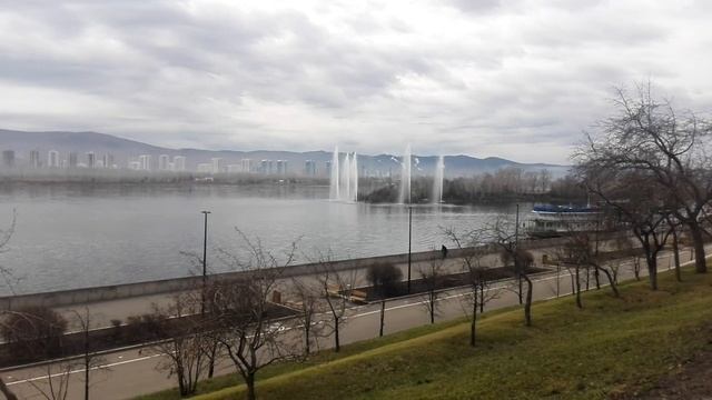 Пробный запуск фонтанов на Енисее смотреть онлайн