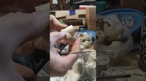 Разбираем электрический патрон из пластика.