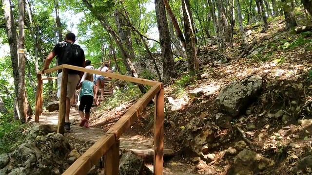 Начало пути по склону Большого крымского каньона смотреть онлайн