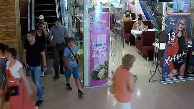блондинка в кепке смотреть онлайн