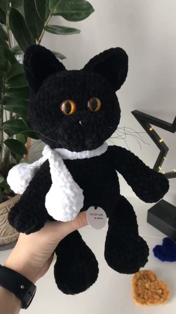 Если рядом 🐈⬛ ,все становится особенным. #вяжуназаказ #амигуруми #годкота