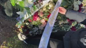 С букетом роз на могиле Евгении Добровольской /  Троекуровское кладбище 19 января 2025 г.