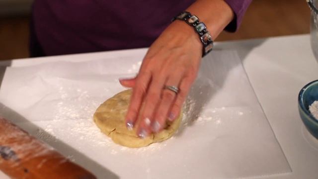 How to Make Easy Homemade Pie Crust and a Rustic Pear Galette | Muy Bueno смотреть онлайн