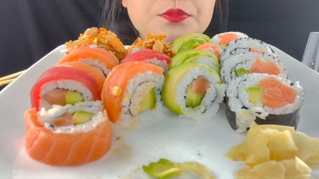 Raw salmon, crab meat, tuna, crunchy sushi* roll mukbang ASMR смотреть онлайн