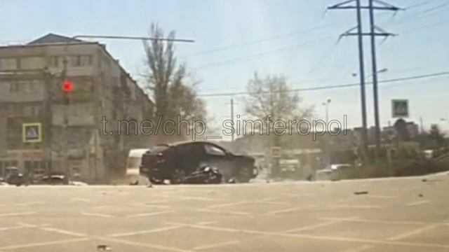 В Симферополе мотоциклист жестко врезался в легковушку.