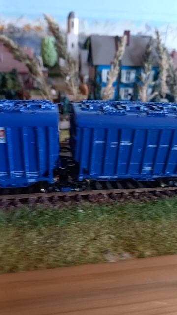 Состав из новых вагонов готов к отправлению.